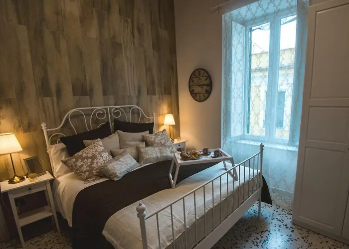 Bed & Breakfast Elegant - Il Vicolo Storico 4*