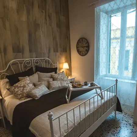Bed & Breakfast Elegant - Il Vicolo Storico 3*