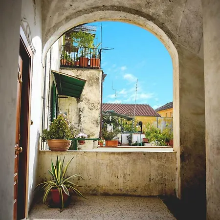 Bed & Breakfast Elegant - Il Vicolo Storico 4*